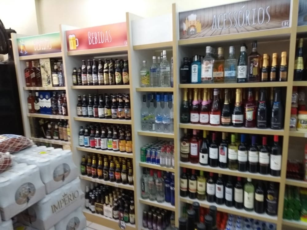 Interior da loja Cabo Frio Centro com prateleiras de bebidas.